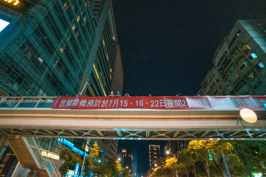 活動臨時人員正奔赴展覽場地。勞保如何安排最不容易中斷？看看台灣的實際做法