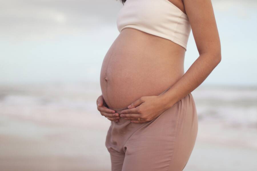 想要生育的自由工作者在懷孕前應先確認勞動保險和生育福利的條件。