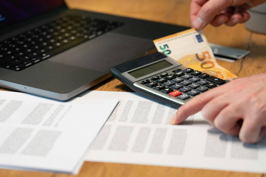 勞保年金一次申領與每月申領試算：同等條件下，哪一種比較划算？