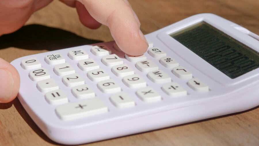 勞保年金試算:從 35 歲開始投保至 65 歲,退休金領多少? 勞保年金試算:35歲到65歲能領多少退休金?