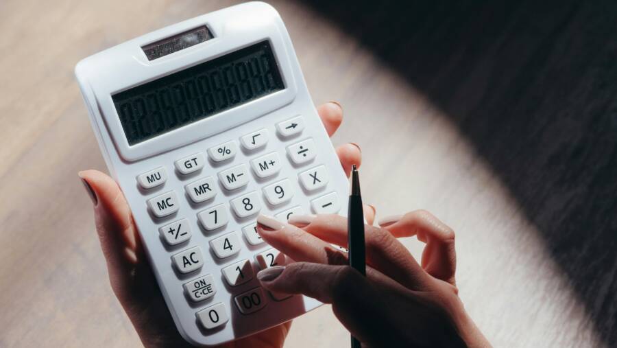 勞保年資被取消會損失多少退休金?情境試算與自救指南 取消勞保工齡會損失多少退休金?情境計算及自救指南