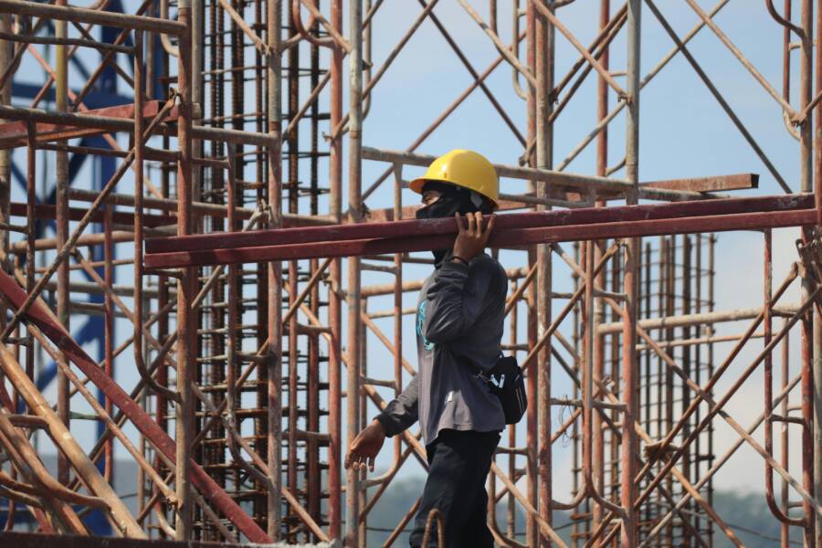 職業工會加保的灰色地帶:勞工如何避免勞保資格遭剔除的風險 職業工會保險的灰色地帶:工人如何避免被排除在勞保資格之外的風險?