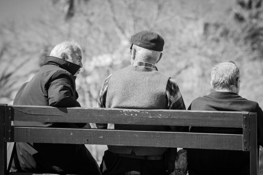 若勞保工齡減少一期，每月領取多少退休金？