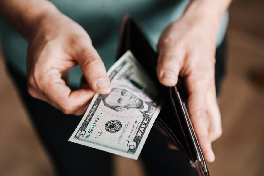 工會勞健保遲繳幾天會被退保?寬限期與滯納金完整解析 逾期繳納工會勞動醫療保險多少天會被取消?寬限期和滯納金的完整分析
